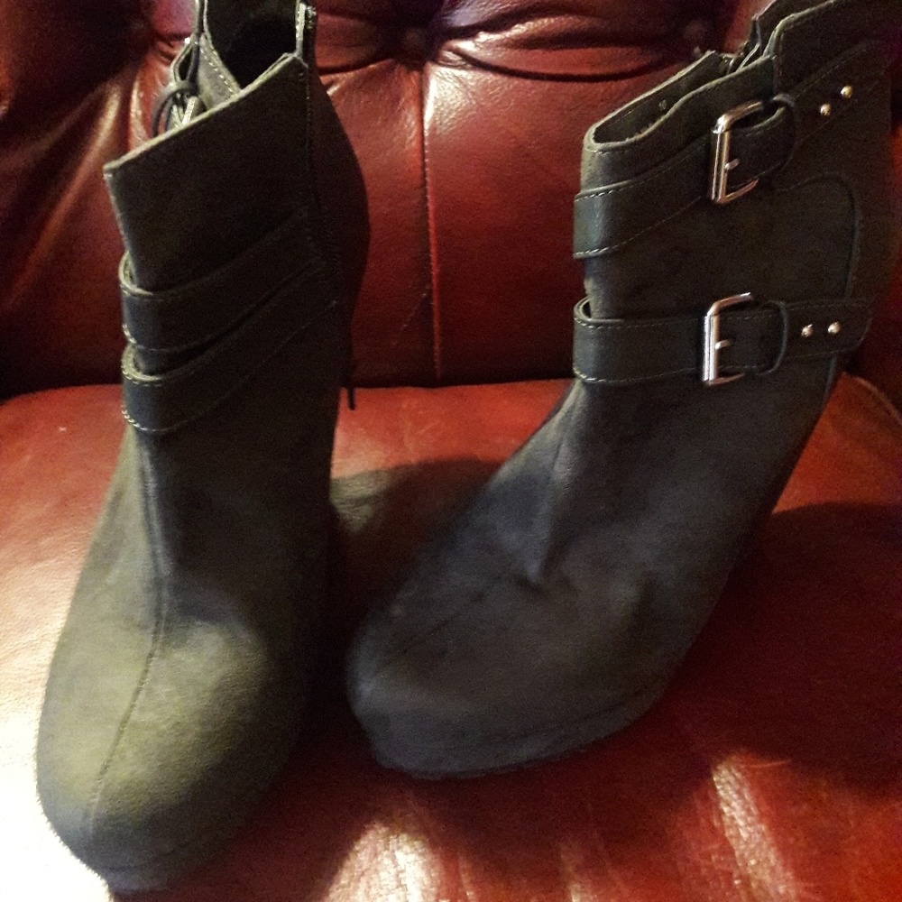 Mossimo Wedge Booties size10